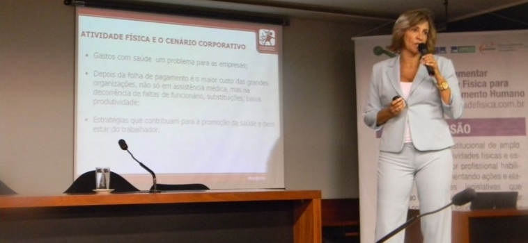 Lilian Carvalho palestrando sobre Ginástica Laboral na Câmara do Deputados em Brasília